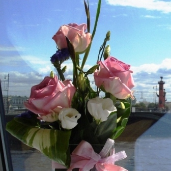 № 15 Композиция "Романтика". Розы и эустома в стеклянной вазе с лентой, 750 руб.